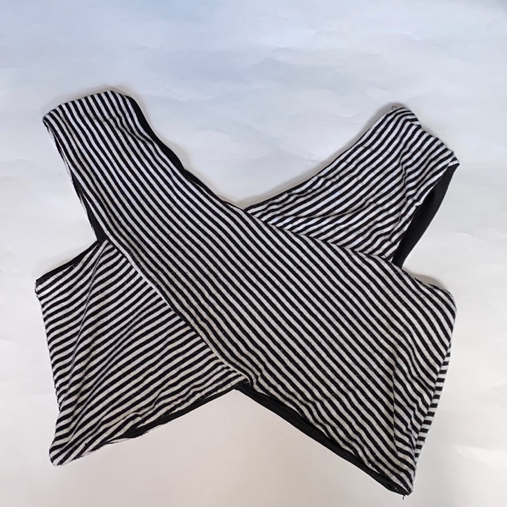 Striped b&w X shaped crop top